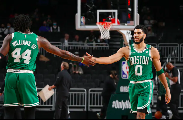 Boston Celtics Jayson Tatum anotó 34 puntos contra los Bucks