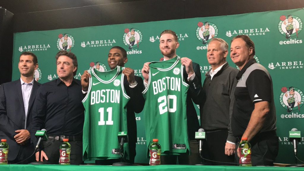 Kyrie Irving y Gordon Hayward durante su presentación con los Boston Celtics